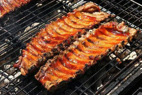 De beaux BBQ ribs au barbecue