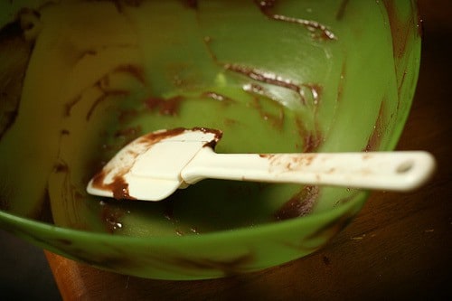 Un bol avec les restes du chocolat du brownie