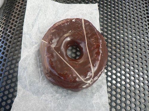 Un donut glacé au chocolat sur une grille