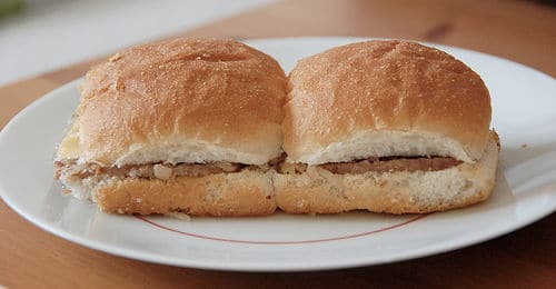 Un pain à hamburger blanc