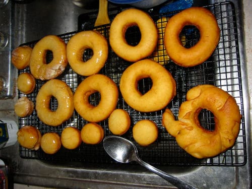 Des donuts au four sur une grille