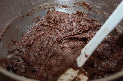 Mezclando masa de galletas de chocolate