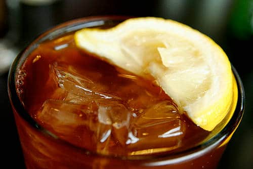 Un bicchiere di tè freddo al limone americano