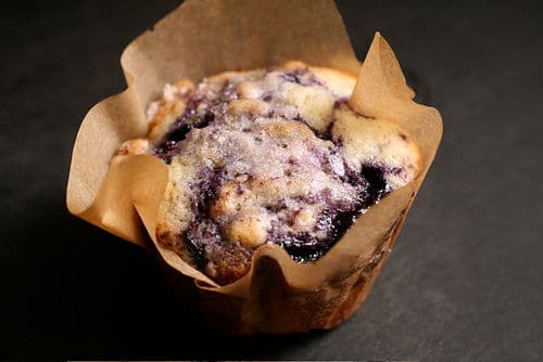 Un muffin ai mirtilli in una scatola di carta