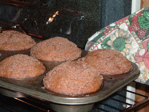 Un piatto di donut muffin
