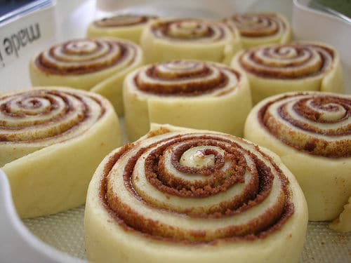 Les cinnamon rolls prêts à cuire