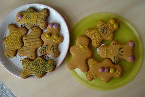 Des gingerbread men décorés