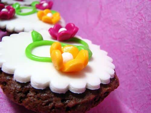 Un cupcake au chocolat avec un glaçage au sour cream