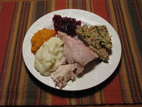 Un plat de thanksgiving avec le stuffing en haut à droite