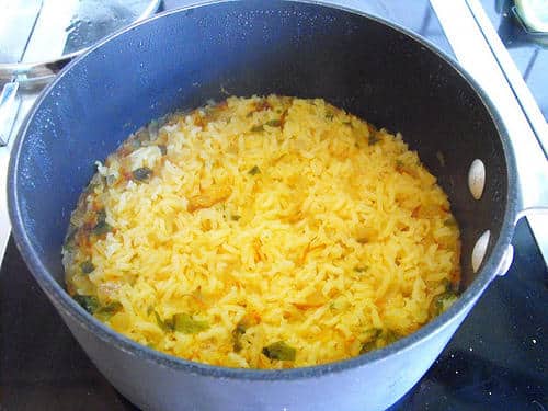 Le beau riz mexicain qui cuit