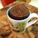 Un brownie cuit dans un mug