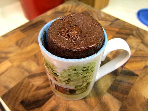 Un brownie horneado en una taza