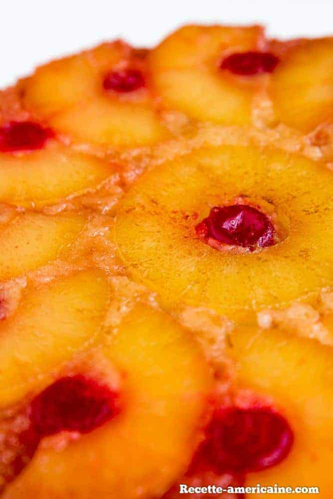 Gros plan sur les cerises du gâteau ananas tatin