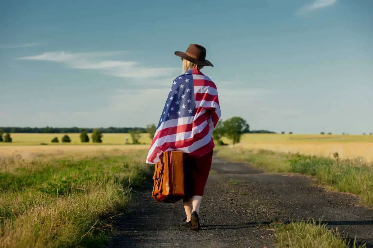 femme marche drapeau americain